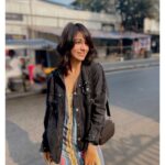 Vidhi Pandya Instagram - Strolling around in my Bombay in my new tom cruise look. 🥰💇🏻‍♀️ Ps - last slide of me actually strolling/posing around.😬🚶‍♀️ #beuniquelyyou #love #haircut #newhair #newfeels Why Not? By Zeeba