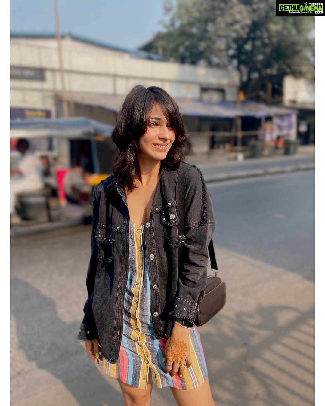 Vidhi Pandya Instagram - Strolling around in my Bombay in my new tom cruise look. π₯°ππ»ββοΈ Ps - last slide of me actually strolling/posing around.π¬πΆββοΈ #beuniquelyyou #love #haircut #newhair #newfeels Why Not? By Zeeba