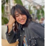 Vidhi Pandya Instagram - Strolling around in my Bombay in my new tom cruise look. 🥰💇🏻‍♀️ Ps - last slide of me actually strolling/posing around.😬🚶‍♀️ #beuniquelyyou #love #haircut #newhair #newfeels Why Not? By Zeeba