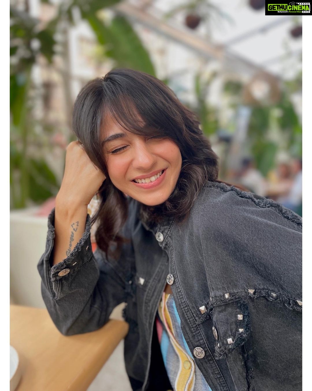 Vidhi Pandya Instagram - Strolling around in my Bombay in my new tom cruise look. π₯°ππ»ββοΈ Ps - last slide of me actually strolling/posing around.π¬πΆββοΈ #beuniquelyyou #love #haircut #newhair #newfeels Why Not? By Zeeba