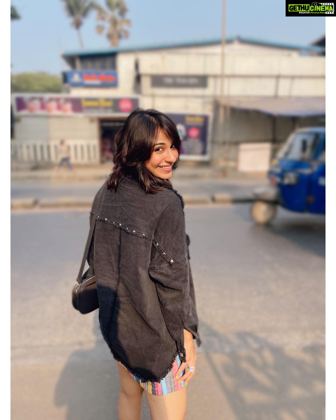 Vidhi Pandya Instagram - Strolling around in my Bombay in my new tom cruise look. π₯°ππ»ββοΈ Ps - last slide of me actually strolling/posing around.π¬πΆββοΈ #beuniquelyyou #love #haircut #newhair #newfeels Why Not? By Zeeba
