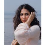 Vidhi Pandya Instagram - Jo duubna hai toh itne sukoon se duubo, Ki aas-paas ki lehron ko bhi pataa na lage… 🥀 - Qaisural Jafri .. #beuniquelyyou #love