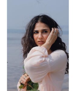 Vidhi Pandya Instagram - Jo duubna hai toh itne sukoon se duubo,
Ki aas-paas ki lehron ko bhi pataa na lage… 🥀
- Qaisural Jafri ..

#beuniquelyyou #love