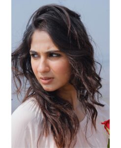Vidhi Pandya Instagram - Jo duubna hai toh itne sukoon se duubo,
Ki aas-paas ki lehron ko bhi pataa na lage… 🥀
- Qaisural Jafri ..

#beuniquelyyou #love