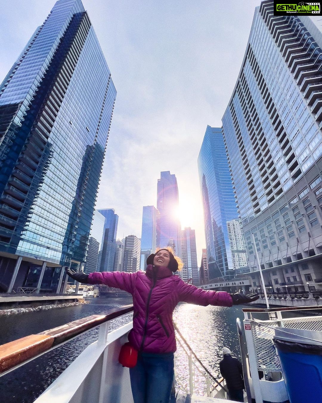 Vidhya Instagram - A cold and windy day at Chicago😍 Chicago Downtown