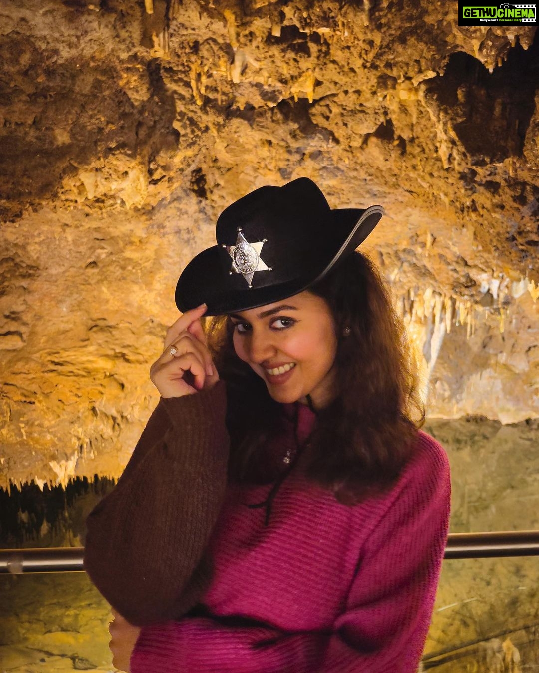Vidhya Instagram - Meramec caverns were formed from the erosion of large limestone deposits over millions of years. Also the hideout of Jesse James in the 1870s 🤠. #merameccaverns Meramec Caverns