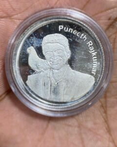 Vikram Prabhu Instagram - A silver coin with Appu anna engraved on it- during our #PS1 promotion in Chennai, our anchor Anushree from the Kannada industry gifted each of us with this coin, a wonderful gesture by her and her team. Got emotional when I got this. What a wonderful person. His love still exists among so many of us🙏❤️ 
#puneethrajkumar ❤️