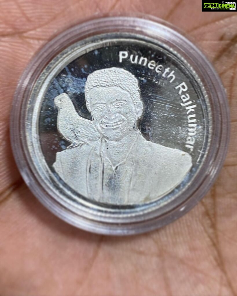 Vikram Prabhu Instagram - A silver coin with Appu anna engraved on it- during our #PS1 promotion in Chennai, our anchor Anushree from the Kannada industry gifted each of us with this coin, a wonderful gesture by her and her team. Got emotional when I got this. What a wonderful person. His love still exists among so many of us🙏❤ #puneethrajkumar ❤