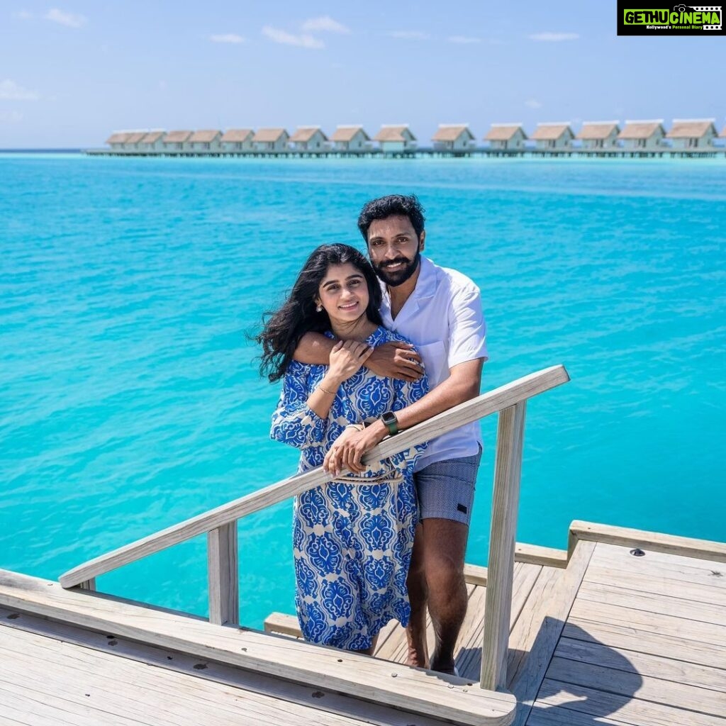 Vikram Prabhu Instagram - ❤❤❤ Family = Everything 🙏❤ #familytime #mostimportant #love #grateful @pickyourtrail @hardrockhotelmaldives @crossroadsmaldives #SAiiLagoonMaldives #HRHMaldives #CrossroadsMaldives #Pickyourtrail #unwraptheworld #LetsPYT Hard Rock Hotel Maldives