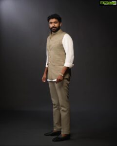 Vikram Prabhu Instagram - #PS1 Audio and Trailer Launch

Outfit: The one and only @osmanabdulrazak !! 😎
Shoes: @southside.in 🔥 

Styled by @ekalakhani
Style team :
@malinikarthikeyan @themisvanessa @nivedidha_koliyot
@nupur_p
@arzoonagraik

#PS1 #PonniyinSelvan #VikramPrabhu #TeamE #OAR #Osman #Dapperda #Bespoke