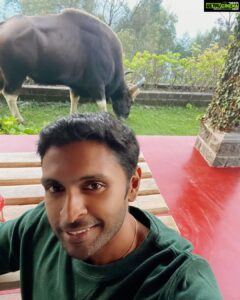 Vikram Prabhu Instagram - Ssssh🤫 holiday home visitor.
#bothsafe #justchilling #hillsandthings #indiangaur #timewellspent