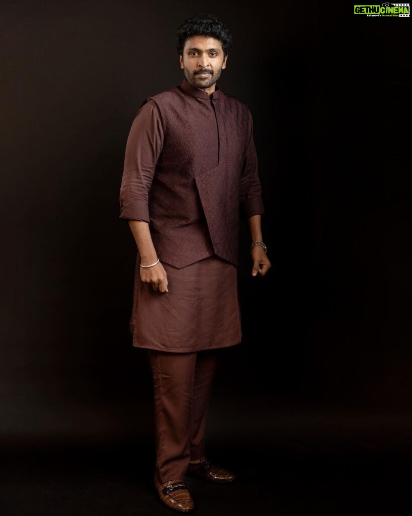 Vikram Prabhu Instagram - #PS2 Audio and Trailer Launch Outfit: @livebohame Footwear: @monkstoryofficial Style team : @ekalakhani @team___e @malinikarthikeyan @themisvanessa @harshene.ravichandar Photography @kiransaphotography @madrastalkies @lyca_productions Talent Coordinator @donsrini #PS2 #PonniyinSelvan #ManiRatnam #VikramPrabhu #TeamE #CholasAreBack #EkaLakhani