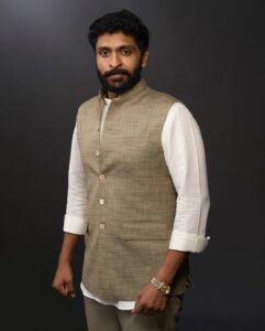 Vikram Prabhu Instagram - #PS1 Audio and Trailer Launch

Outfit: The one and only @osmanabdulrazak !! 😎
Shoes: @southside.in 🔥 

Styled by @ekalakhani
Style team :
@malinikarthikeyan @themisvanessa @nivedidha_koliyot
@nupur_p
@arzoonagraik

#PS1 #PonniyinSelvan #VikramPrabhu #TeamE #OAR #Osman #Dapperda #Bespoke