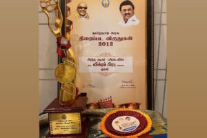 Vikram Prabhu Instagram - Thanking the Government of Tamil Nadu for this day. #Kumki received maximum awards for 2012. Thanking my team and the Tamil film audience at this point, brought back some great memories from that year❤️🙏 🐘#Tamilnadustatefilmawards #bestactoraward #music #direction #cinematography #editing #grateful #teamwork #traditional 🙏