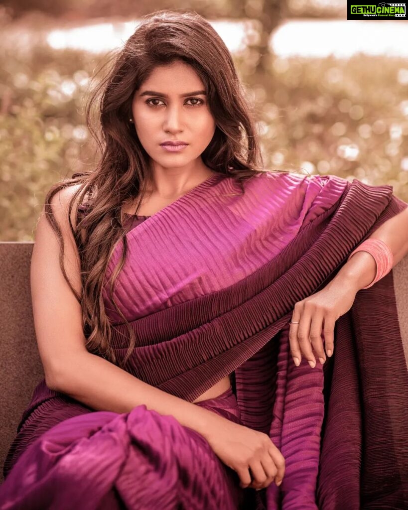Aadhirai Soundarajan Instagram - 🤍 Saree : @elegant_fashion_way MUA : @jiyamakeupartistry Hair : @artistry_by_samjosri Photography : @raghul_raghupathy #aadhiraisoundararajan #saree #sareephotography #sareelove #outdoorphotography #love #kollywoodcinema #tamilcinema #actress #vijaytelevision #Mahanathi #mahanathi #mahanadhiserial #yamuna #casualoutfit #girl Chennai, India