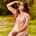 Aadhirai Soundarajan Instagram – “Oh, Sunlight🌤

Loving this peach cotton kurta from @tada_wearhouse

Floral Print Button Down Straight Kurta. Has a collar and beautiful gathered sleeves. You can also style it as Shrug, goes well with denim jeans. It’s a perfect casual wear!

Check their page for more collections🧡

PC : @rudran_praveen

#aadhiraisoundararajan #yamuna #floral #floraldress #kurti #floralprint #kurta #outfits #outfitoftheday #salwarsuit #dress Kodaikanal, tamil nadu