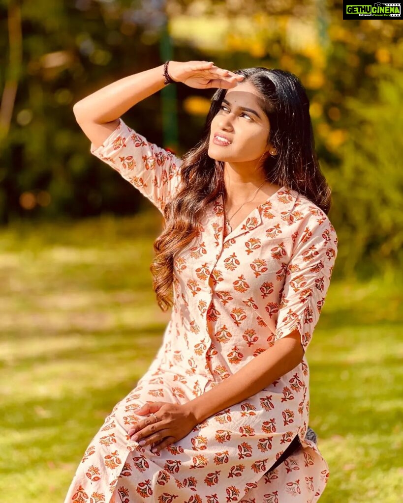 Aadhirai Soundarajan Instagram - "Oh, Sunlight🌤 Loving this peach cotton kurta from @tada_wearhouse Floral Print Button Down Straight Kurta. Has a collar and beautiful gathered sleeves. You can also style it as Shrug, goes well with denim jeans. It's a perfect casual wear! Check their page for more collections🧡 PC : @rudran_praveen #aadhiraisoundararajan #yamuna #floral #floraldress #kurti #floralprint #kurta #outfits #outfitoftheday #salwarsuit #dress Kodaikanal, tamil nadu