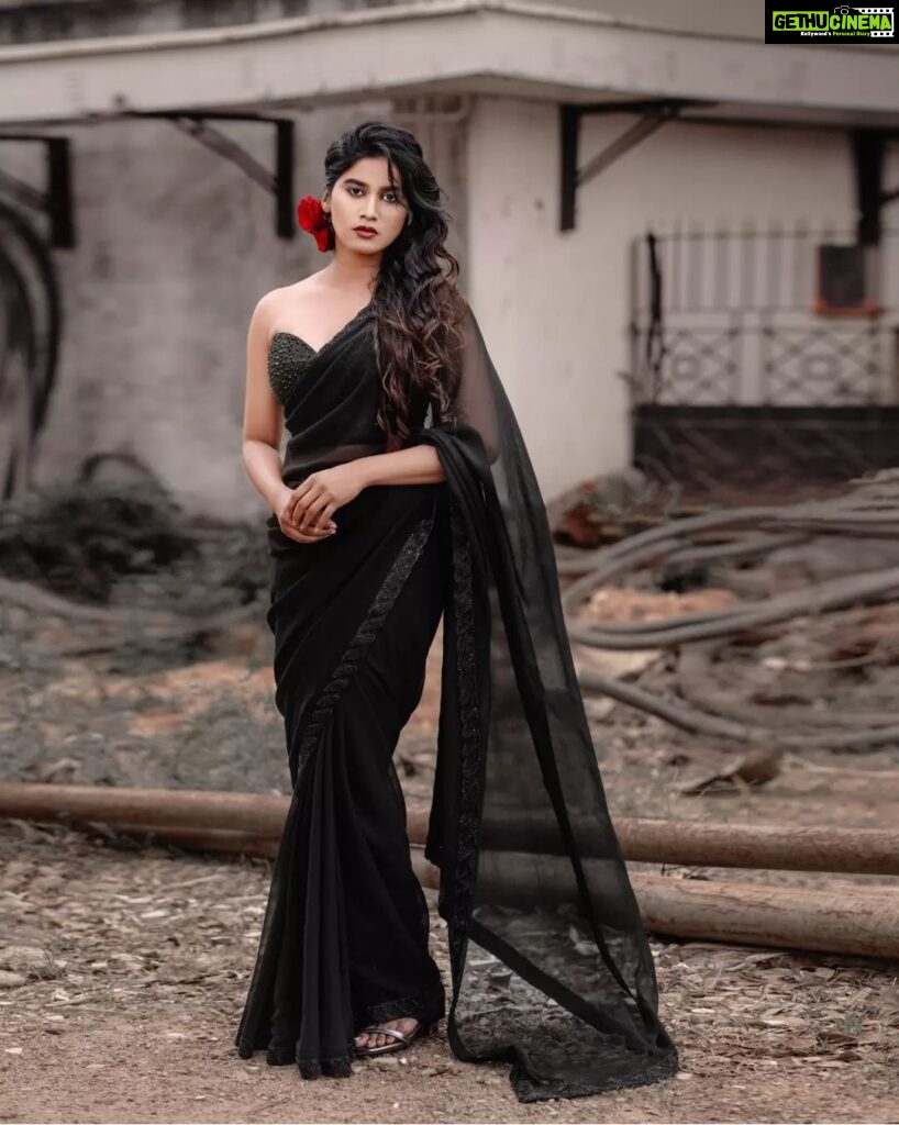 Aadhirai Soundarajan Instagram - 🌹🖤 Costume : @krishkarthik_official Photography : @raghul_raghupathy MUA : @hairtales.by.punithavathy Retouch : @siva_retouch #aadhiraisoundararajan #vijaytelevision #teleawards #vijaytv #mahanadhi #kollywoodactress #kollywood #fashionista #fashionphotography #fashionista #fashionphotographer #black #blackdress #saree #blacksaree Chennai, India