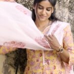 Aadhirai Soundarajan Instagram – #theyamunacloset 🧡🤍

Beautiful Cotton Kurti from : @tada_wearhouse 
VC : @kanaa.photography 
Footwear : @themadrastrunk

#aadhiraisoundararajan #yamuna #yamunalook #kurti #kurta #kurtiset #cottonkurti #casualwear #officewear #collegewear #outfitoftheday #salwar #Mahanathi #mahanadhiserial #vijaytelevision #serial #tamilserial Chennai, India
