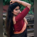 Aadhirai Soundarajan Instagram – காந்தமாய் என்னை ஈர்க்கும் உந்தன் அன்பு இன்றும்..,
சாந்தமாய் என்னைக்கட்டிப்போடும் ஜாலமென்ன..,
கேட்கிறேன் கூறடிப்பெண்மையே!!

#aadhiraisoundararajan #saree #sareelove #sareephotography #sareepic #sareelover #hair #hairgoals #girl #love #likesforlike #followforfollowback #follow #share #happiness Chennai, India
