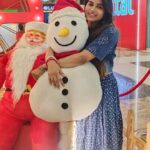 Aadhirai Soundarajan Instagram - It's Christmas🎅🏻☃️ #christmas #aadhiraisoundararajan #christmastime #celebration #merrychristmas #christmasdecor #chennai #mall #shoppingmall #december #kollywood #kollywoodcinema #tamilcinema #happiness #life #love #enjoy #smile #instagood #instafashion #instalike #instadaily #girl #santa #happychristmas