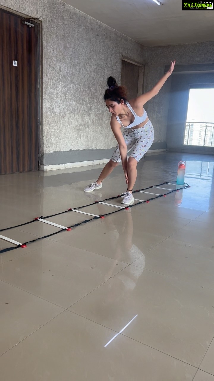 Aakanksha Singh Instagram - That’s my Tum Tum version hope you enjoy 😝 #workoutmotivation #thoseabs #struggleisreal #aakankshasingh #tumtum #trending