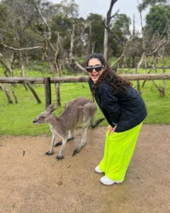 Aakanksha Singh Instagram - Bumped into Mr. Roo 🦘 
He even taught me his signature pose 💁🏻‍♀️

#melbourne #australia