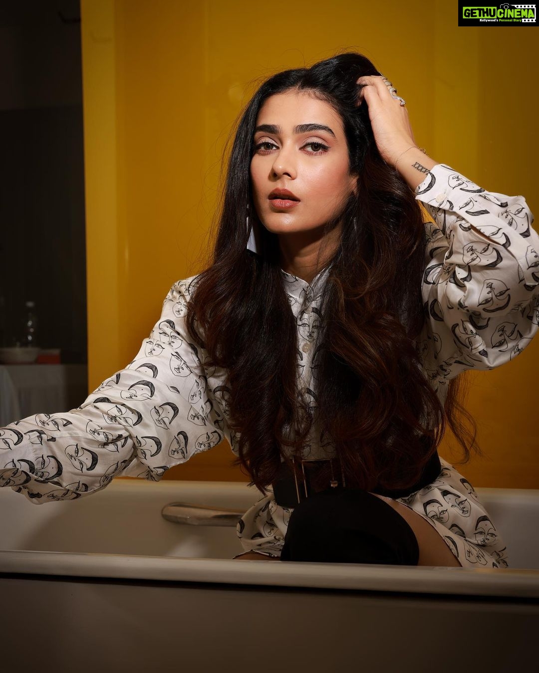 Aakanksha Singh Instagram - Lights ,Camera, Actio…………. Oh wait 🎬 is with me 😜 Styled by @rashmitathapa Makeup/hair @makeup.artist.anusha Wearing @whencut_goddamn Accessories @spillthebead Shot by @pranav.foto #aakankshasingh #promotion #meetcute