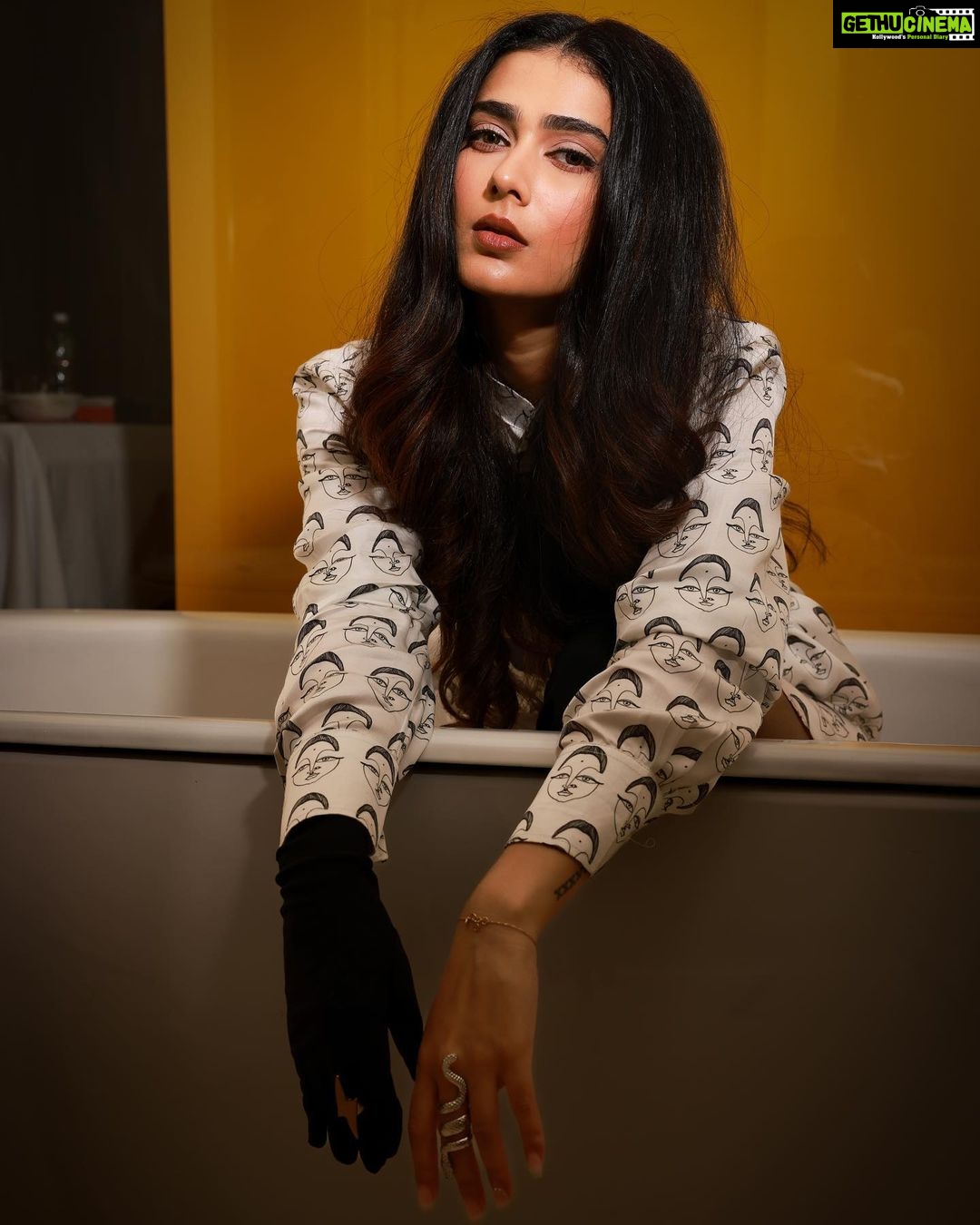Aakanksha Singh Instagram - Lights ,Camera, Actio…………. Oh wait 🎬 is with me 😜 Styled by @rashmitathapa Makeup/hair @makeup.artist.anusha Wearing @whencut_goddamn Accessories @spillthebead Shot by @pranav.foto #aakankshasingh #promotion #meetcute