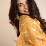 Aakanksha Singh Instagram - My festive season started with the new #DysonAirwrap! Anyone who knows me, I like my original curls but in the humid mumbai weather it is so difficult to maintain them when it comes to special occasions, so styling becomes necessary and also to make sure that I don’t damage my original hair texture and hence the Dyson Multistyler is a saviour, it styles my hair without excessive heat damage and the new flyaway attachment helps me combat the mumbai weather 🤌🏻 #DysonIndia#DysonHair#Gifted @dyson_india @dysonhair @dyson 🎥 @gohil_jeet