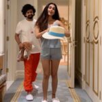 Aakanksha Singh Instagram - When you wanna go to the pool and look sexy..but..he wants you to look like Nandu ,sabka Bandhu 🙄 #transitionreels #funnyreels #aakankshasingh #mondayvibes #bestfriendsforever #reelkaro @kunalsain17 🤛🏻 🎥 @tusharathod Raffles The Palm Dubai