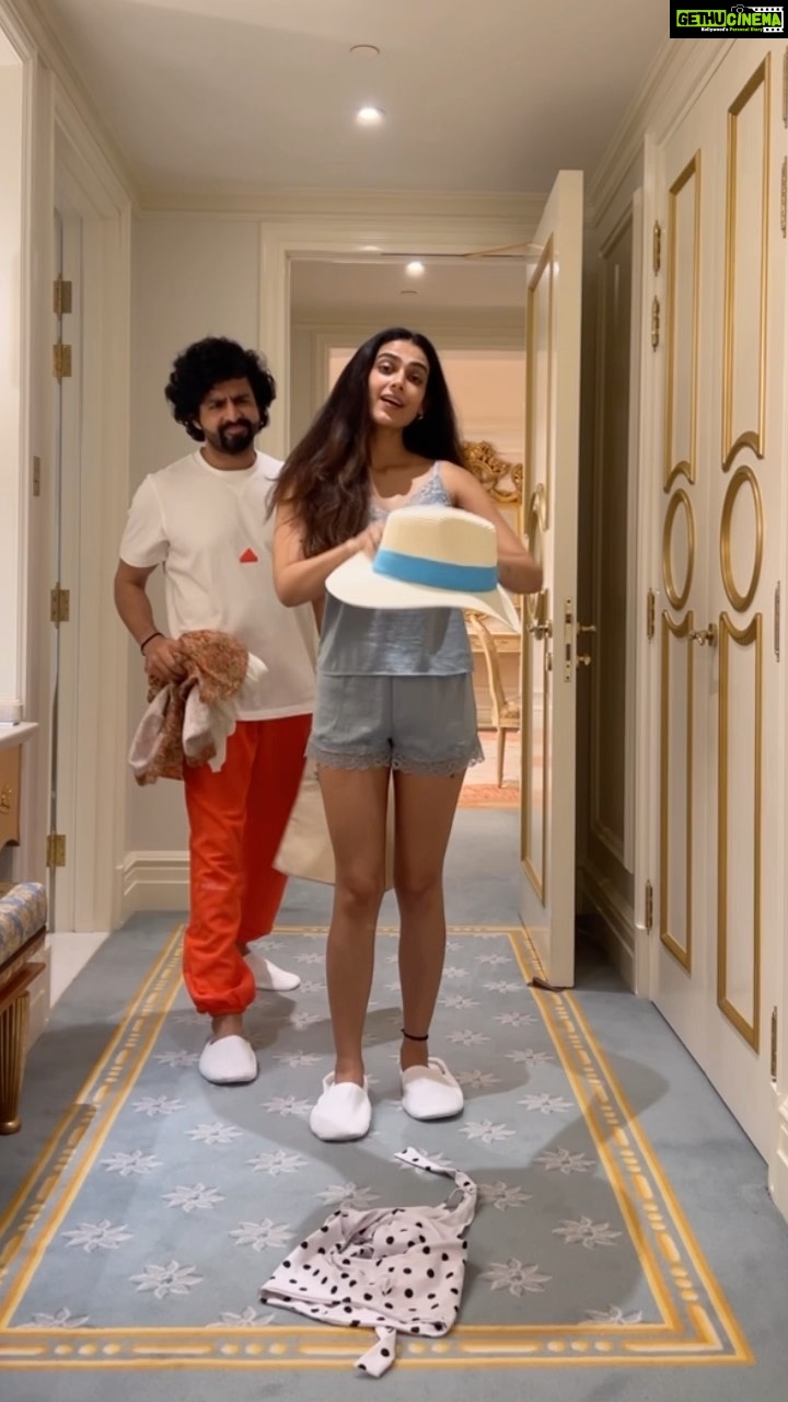 Aakanksha Singh Instagram - When you wanna go to the pool and look sexy..but..he wants you to look like Nandu ,sabka Bandhu 🙄 #transitionreels #funnyreels #aakankshasingh #mondayvibes #bestfriendsforever #reelkaro @kunalsain17 🤛🏻 🎥 @tusharathod Raffles The Palm Dubai