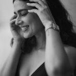 Aakanksha Singh Instagram - It is easy to smile when you know how much God loves you ♥️ #potraits #blackandwhiteportrait #aakankshasingh #blackandwhitephotography #smile #love #favouritepicture #loveyourself