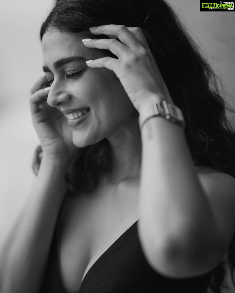 Aakanksha Singh Instagram - It is easy to smile when you know how much God loves you ♥️ #potraits #blackandwhiteportrait #aakankshasingh #blackandwhitephotography #smile #love #favouritepicture #loveyourself