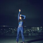 Aakanksha Singh Instagram - I’m unstoppable……💙 📸 @gohil_jeet 💄 💆🏻‍♀️ @makeup.artist.anusha 🧚‍♀️ @shefalideora_ 👕👖 @cilvrstudio #aakankshasingh #shoot #skyline #rangbaaz