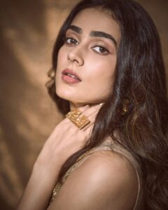 Aakanksha Singh Instagram - Filmfare 💫🧡 

Looks like the gold price has just increased 😉

📸 @gohil_jeet 
💄 💆🏻‍♀️ @makeup.artist.anusha 
🧚‍♀️ styled @pratikshachandak 
👗 @nikhitatandon 
👂  @mozaati 
#aakankshasingh #filmfare #filmfareawards @filmfare