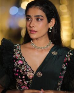 Aakanksha Singh Instagram - Your smile should be brighter than the lights around 😬 need proof ? Swipe left 😆

👗 @kalkifashion
💎@rajmankaofficial
🪄 @pratikshachandak
📸 @rahulmansingh @jaipurweddingphotographers