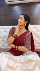 Aakanksha Singh Instagram - That’s how we kill time 🤓 Sometimes my personal camerawoman @makeup.artist.anusha records me impromptu..just for fun ♥️ this was such kinda day #vanitydiaries