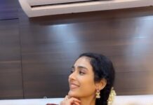 Aakanksha Singh Instagram - That’s how we kill time 🤓 Sometimes my personal camerawoman @makeup.artist.anusha records me impromptu..just for fun ♥️ this was such kinda day #vanitydiaries