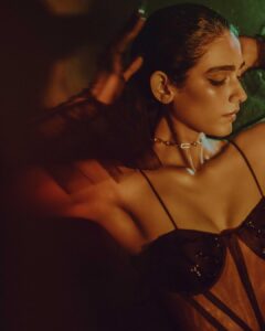 Aakanksha Singh Instagram - ♠️♠️

 📸 @shreyansdungarwal 
💄💆🏻‍♀️ @amby_upadhyay1510 
🪄 styled @aimy_19 
👗 @idgafthebrand 

#aakankshasingh #photoshoot #blacklove #fashion