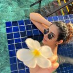Aakanksha Singh Instagram - Water baby 🌼🌼🌼🌼 📸 the best @kunalsain17 ♥️ #aakankshasingh #beachbaby #maldives #waterbaby