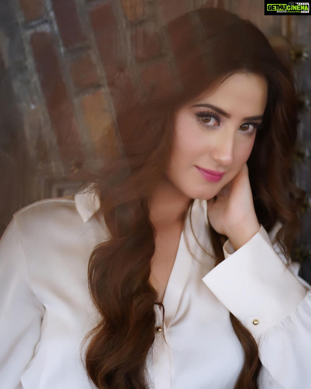 Aalisha Panwar Instagram - Wearing my invisible CrOWn .. , 👸