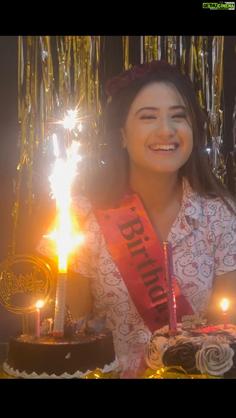 Aalisha Panwar Instagram - POV - It’s ur b’day 😍 Happy Birthdayyyy didaaaa 😘❤️ Lots of love and happiness to you …. May u hv a super blissful year ahead 🫶🏻 love love love @aalishapanwar157 @anita.panwar.3720 @_dineshpanwar_ . . #bday #2023 #surprise #fun #partyvibes #memories