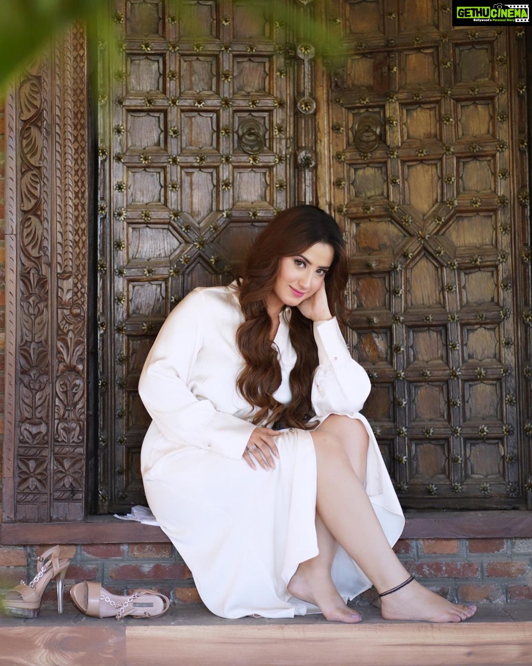 Aalisha Panwar Instagram - 🕊️ .. , Know ur worth ., .. then add tax . ..