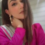 Aanchal Khurana Instagram - Life is pink & pinkiful 🌸 whats your colour today ? No filter🧿 Makeup @__guljar__ . . . . . . . . . #trending #trendingaudio #instagram #feelinggood #love #yellow #vanity #mirrorselfie #potraits #photography #balh2 #sony #roadies #actor #entrepreneur #fashion #aanchalkhurana #mumbai