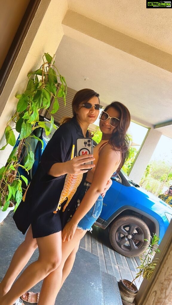 Aashka Goradia Instagram - Cause everything is just perfect when she is around - my calm @zealsshah I love you. Loving heals, it does. Won’t stop making memories with you. ♥♥♥ To travelling the world, together. ♥ Goa, India