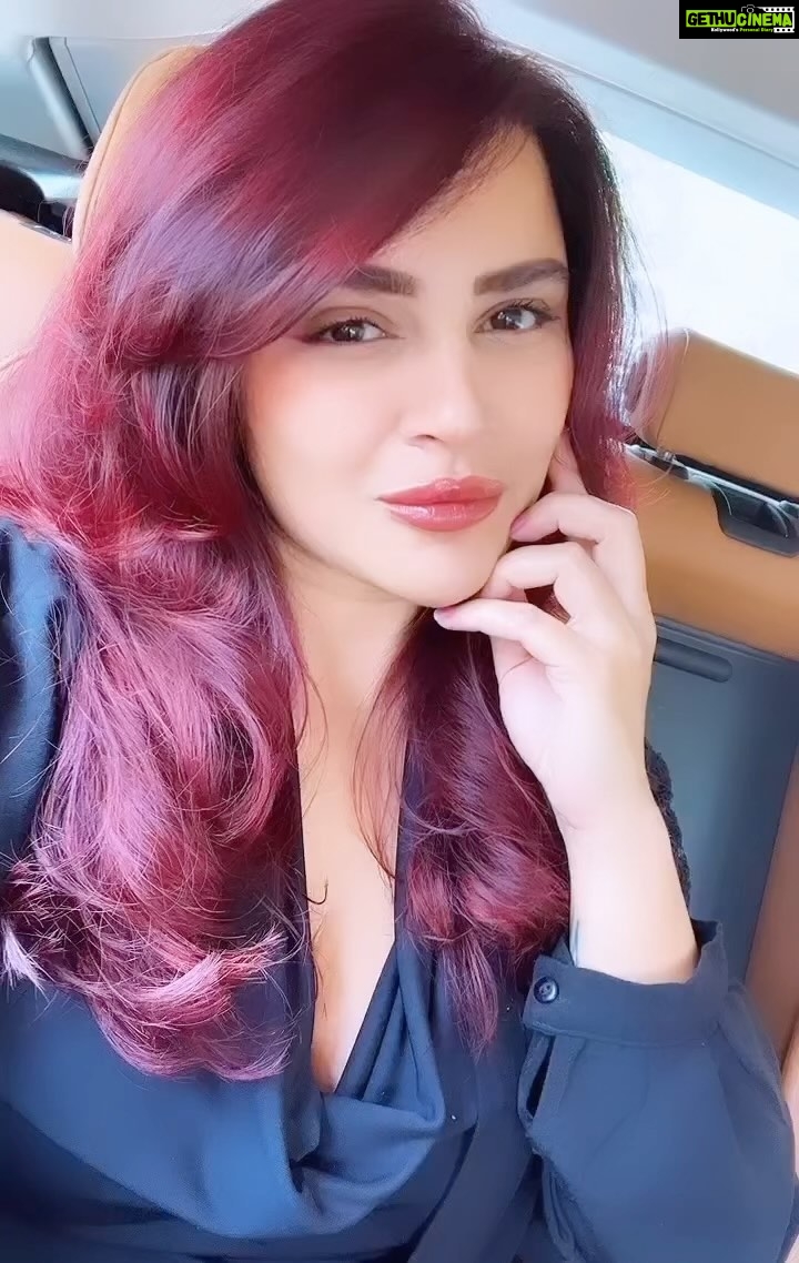 Aashka Goradia Instagram - Hello Red’ . . . . . . . . . . . . . #redhair #cherryredhair #16weeks #pregnant #momtobe #lovinglife #babyontheway #newjourney #love