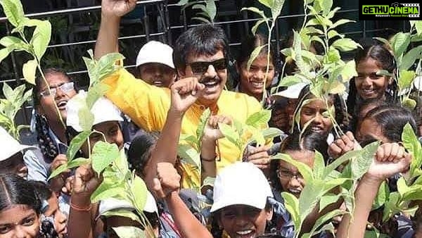 Abhinaya Instagram - I am deeply saddened with the news that our beloved VIVEK sir is no more. He has kept us all happy in life through his acting and has done enormous social activities. One of his March towards making Tamilnadu green through ‘GREEN KALAM’ initiative, we can’t forget. I think the real love and respect that we all will show towards him is that we should complete him initiative of achieving 1 crore saplings planting. He has planted over 35 lakhs of saplings. Am sure the trees will also be mourning now unable to bare his loss. Nobody can replace him. So let us plant at least one sapling wherever possible. #ripviveksir You have given always guided us in a right path. 🙏🏻