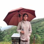 Abhinaya Instagram - Hey rain where are you? Confused is it raining or is it mist!!! 🤣🤣 anyways umbrella is required. 😀😀😀 Kodaikanal, tamil nadu