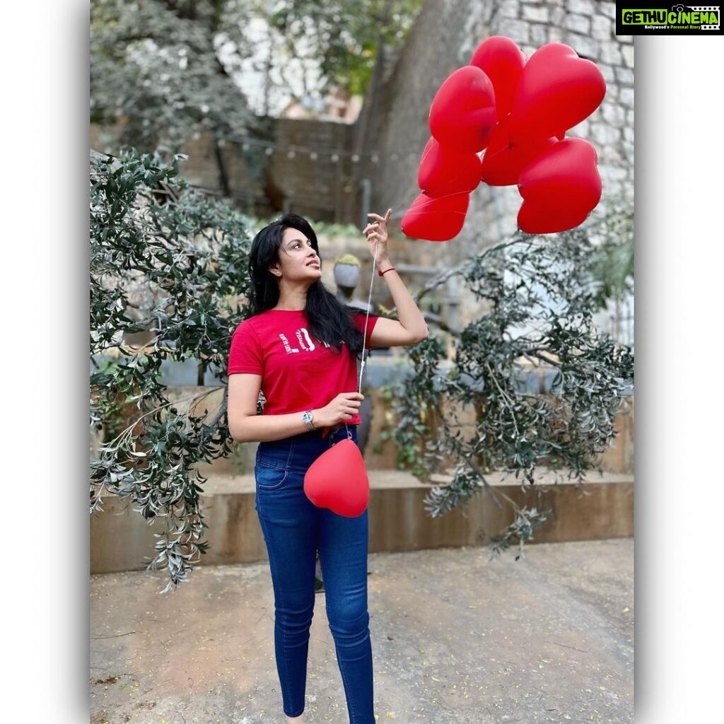 Abhinaya Instagram - Happy valentine’s day not only for couples, but families, friends, kids, senior citizens and relatives ❤
